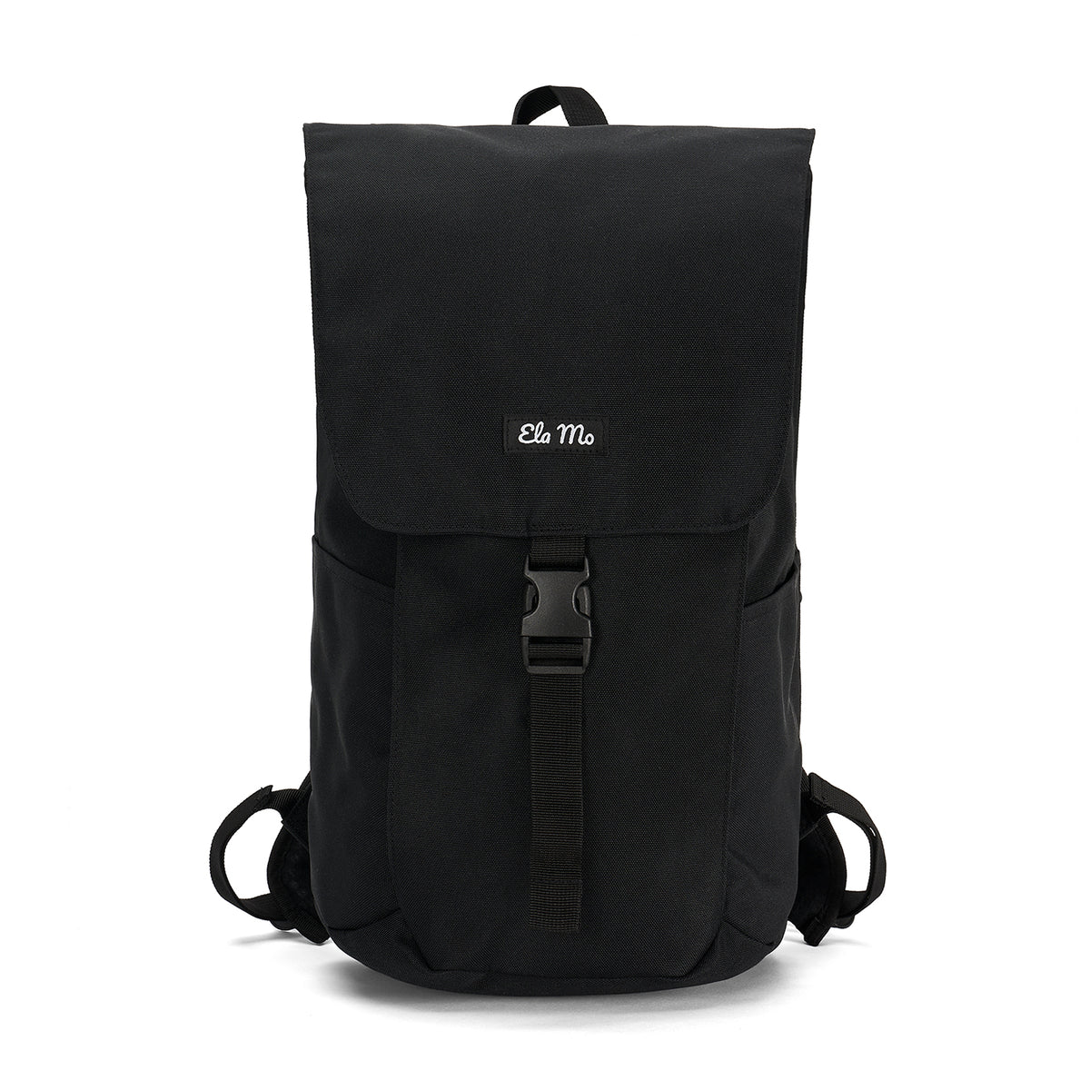 Ela Mo™ Everywhere Daypack | Black. Ein schwarzer Rucksack mit Herstellerlogo vorne auf weißem Hintergrund.