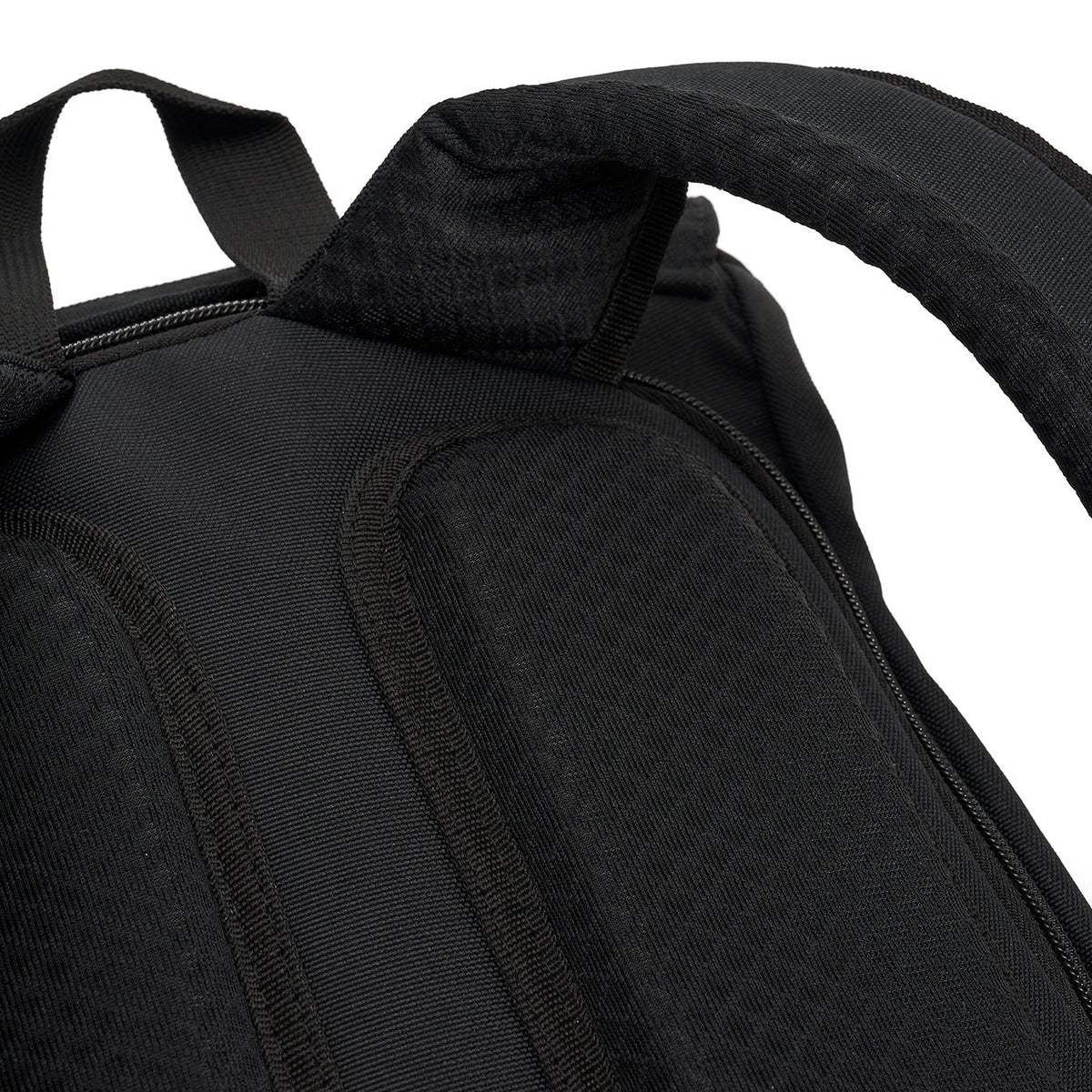 Ela Mo™ Everywhere Daypack | Black. Nahaufnahme des Tragegriffs am schwarzen Rucksack.