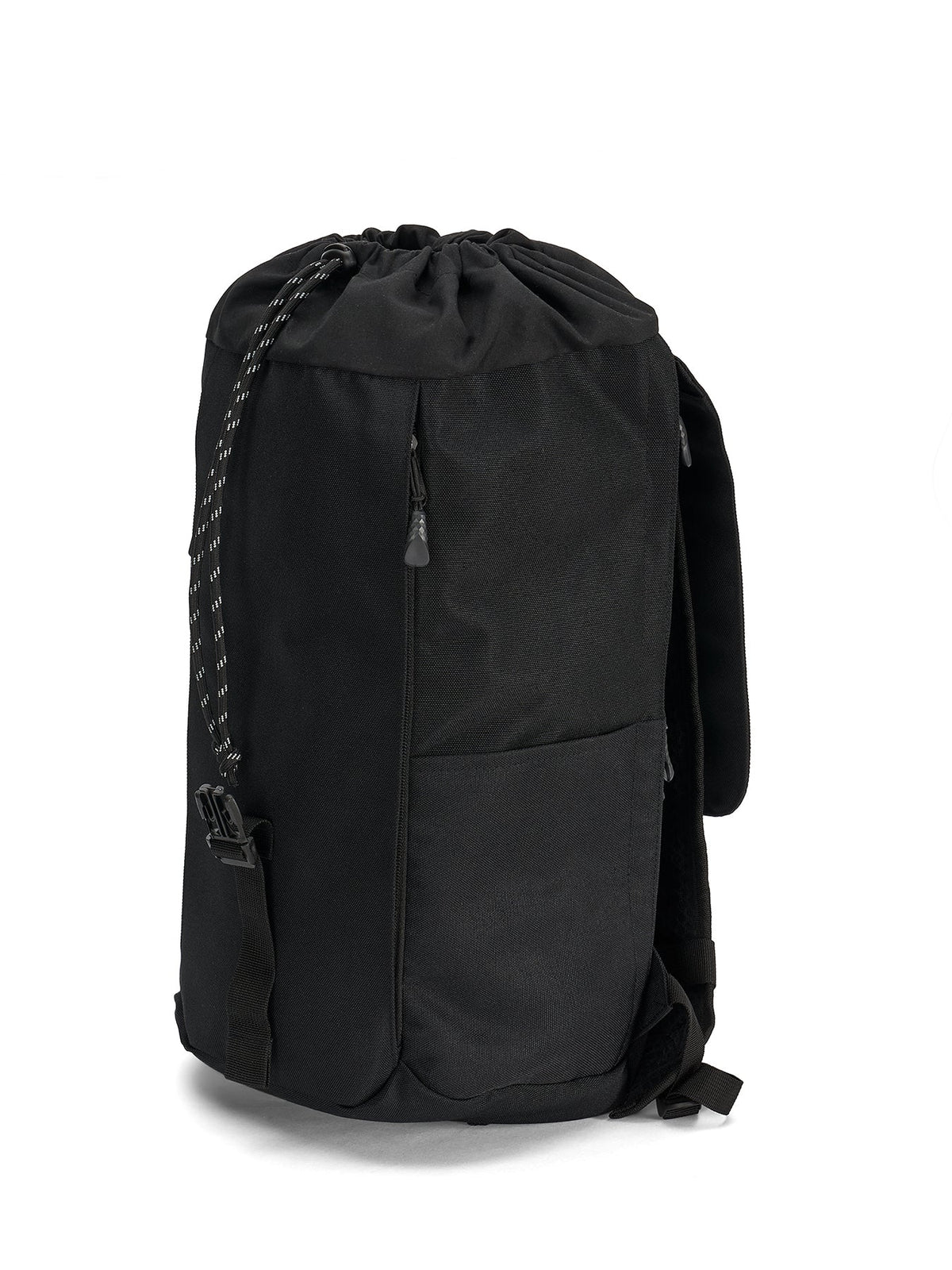 Ela Mo™ Everywhere Daypack | Black. Ein schwarzer Rucksack, Seitenansicht auf weißem Hintergrund.