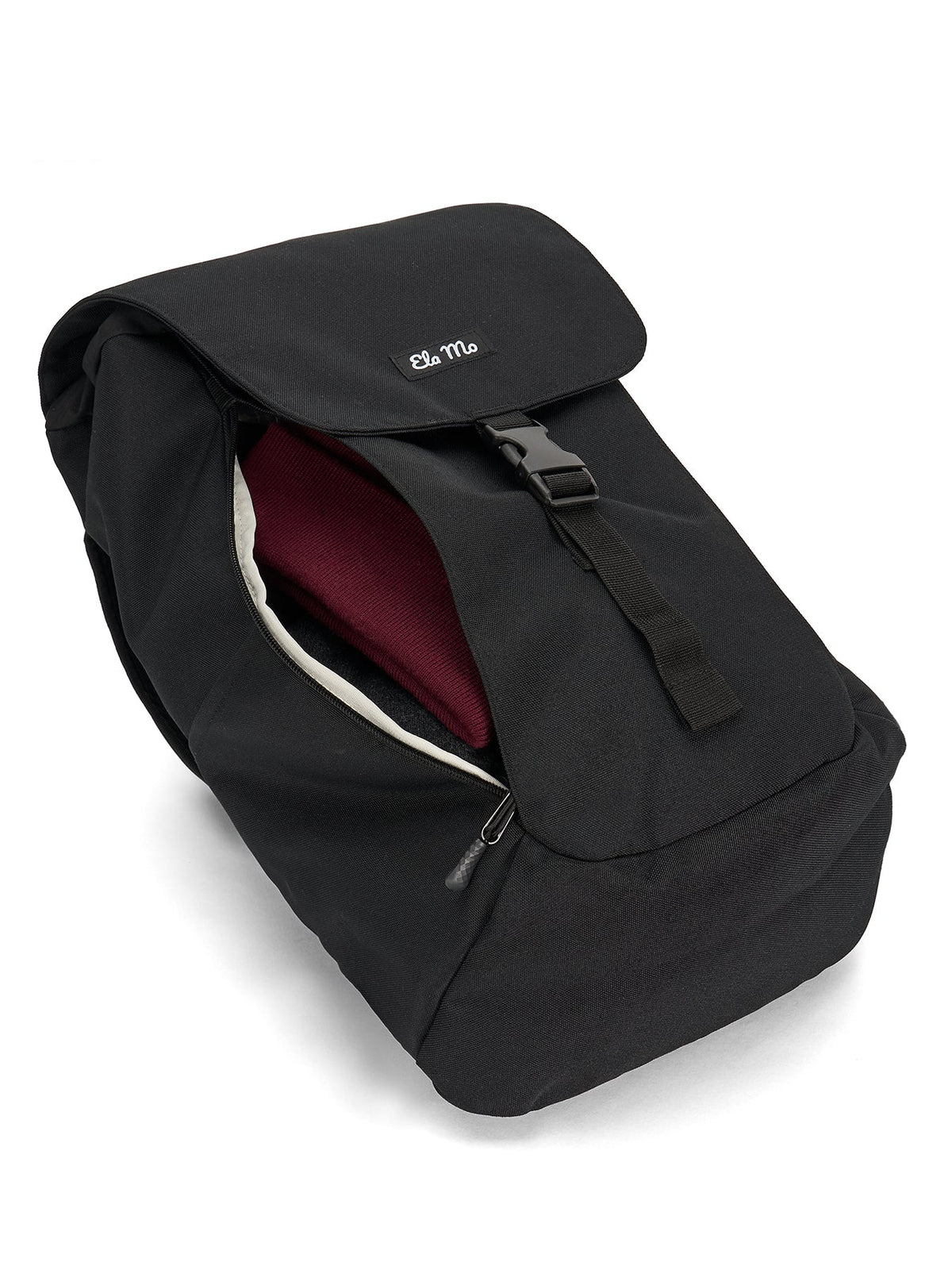 Ela Mo™ Everywhere Daypack | Black. Ein schwarzer Rucksack mit geöffnetem Außenfach auf weißem Hintergrund.