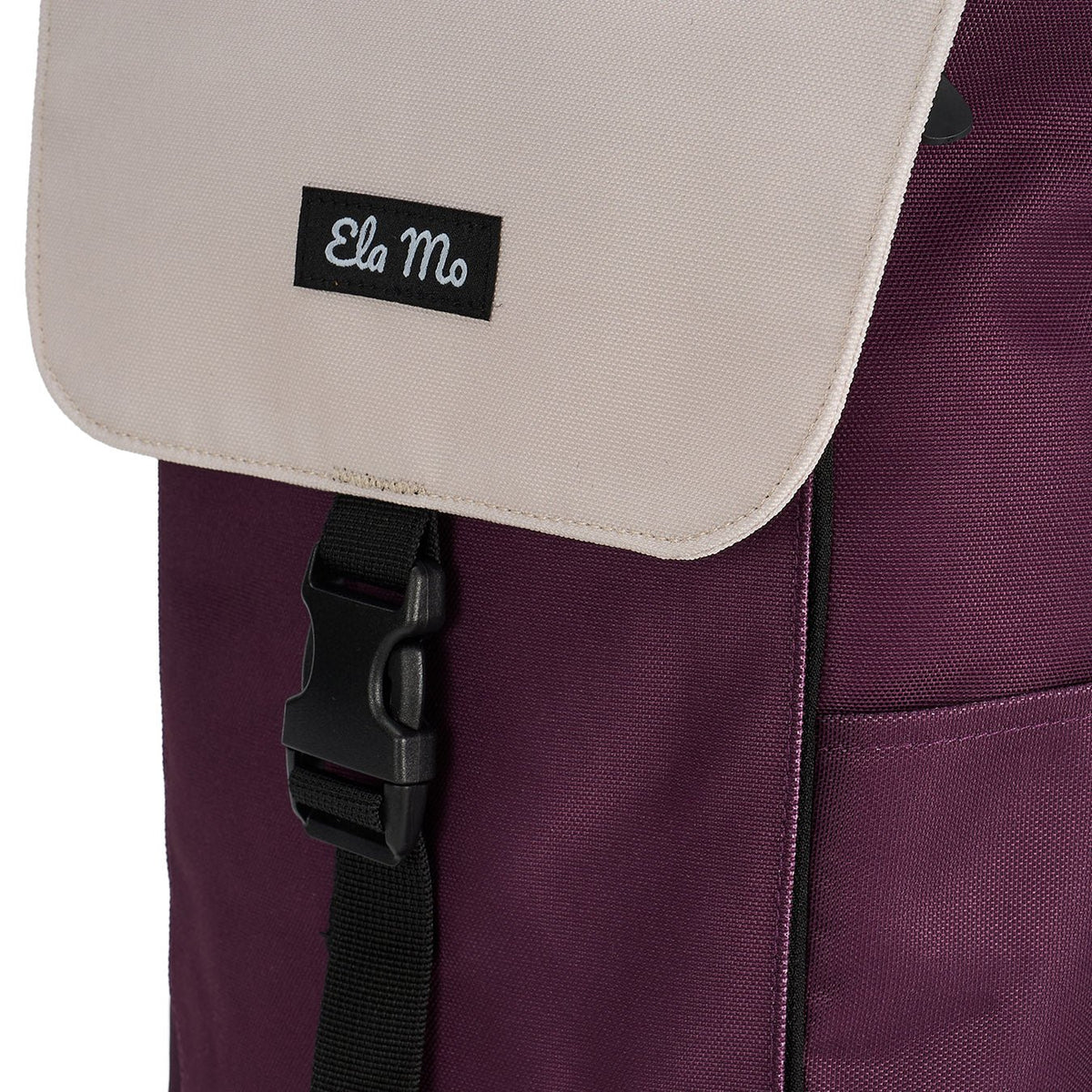 Ela Mo™ Everywhere Daypack | Grape. Vorderseite des dunkellilafarbenen Rucksacks mit beigem Deckel und Schnallenverschluss.