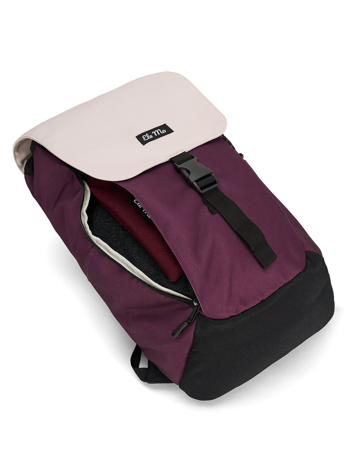 Ela Mo™ Everywhere Daypack | Grape. Ein dunkellilafarbener Rucksack mit beigem Deckel und seitlichem Zugang zum Hauptfach.