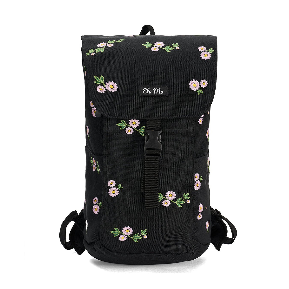 Ela Mo™ Everywhere Daypack | Embroidery Edition Upsy Daisy. Vorderseite des schwarzen geblümten Rucksacks mit Schnalle.