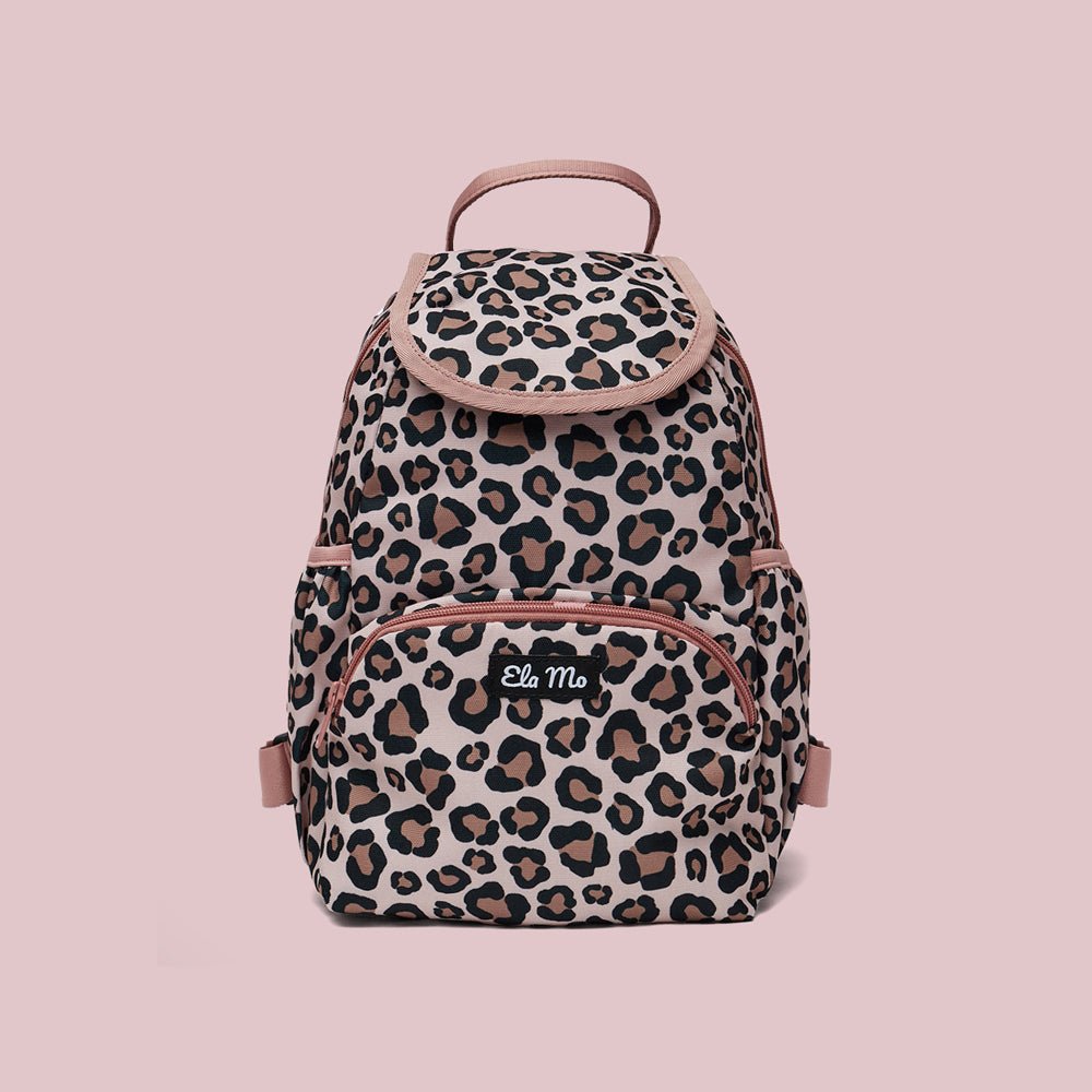 Ela Mo™ Mini Rucksack | Leo im Leoparden-Design auf einem hellrosa Hintergrund