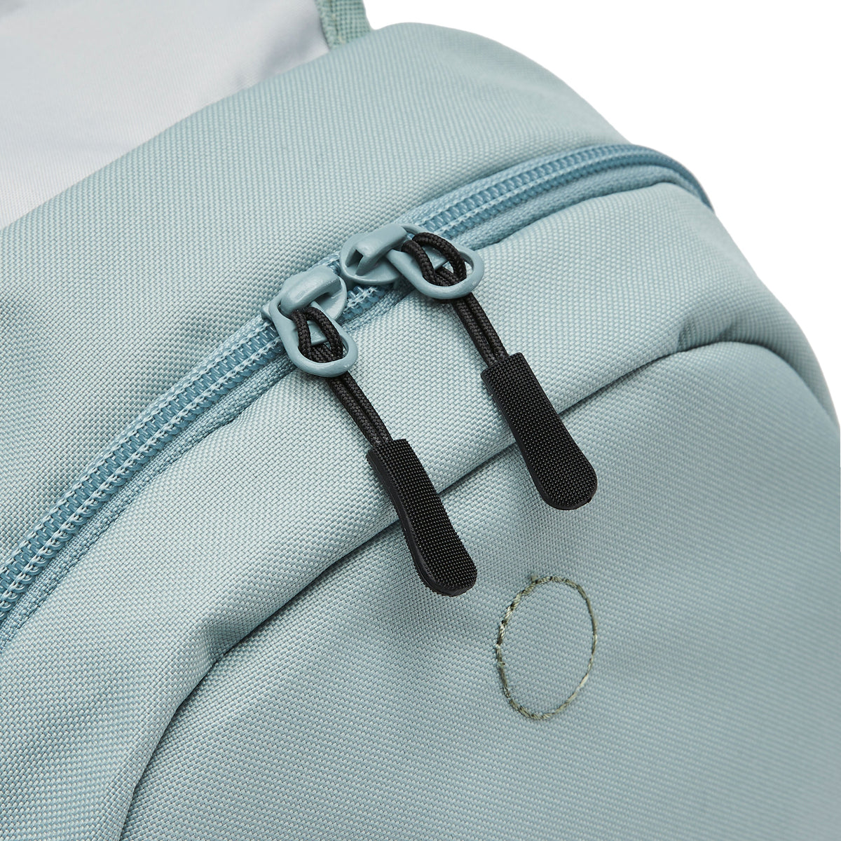 Ela Mo™ Mini Rucksack | Old Mint. Großes Hauptfach mit Zwei-Wege-Reißverschluss am Rucksack.