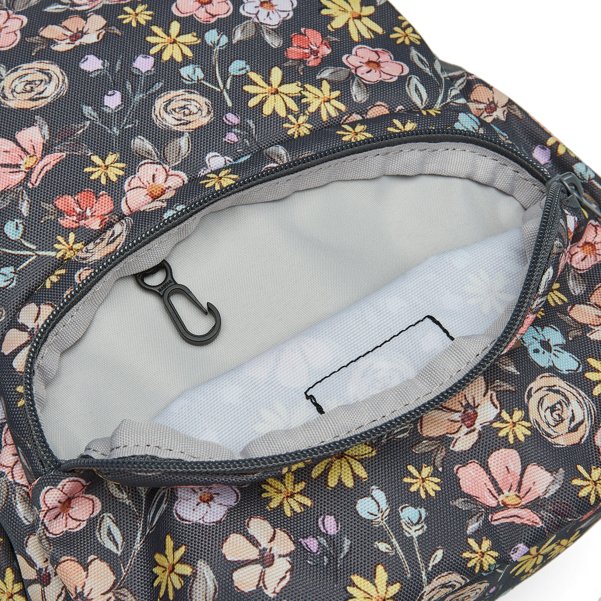 Ela Mo™ Mini Rucksack | Summer Meadows. Innenbereich des Außenfachs mit integriertem Schlüsselanhänger.