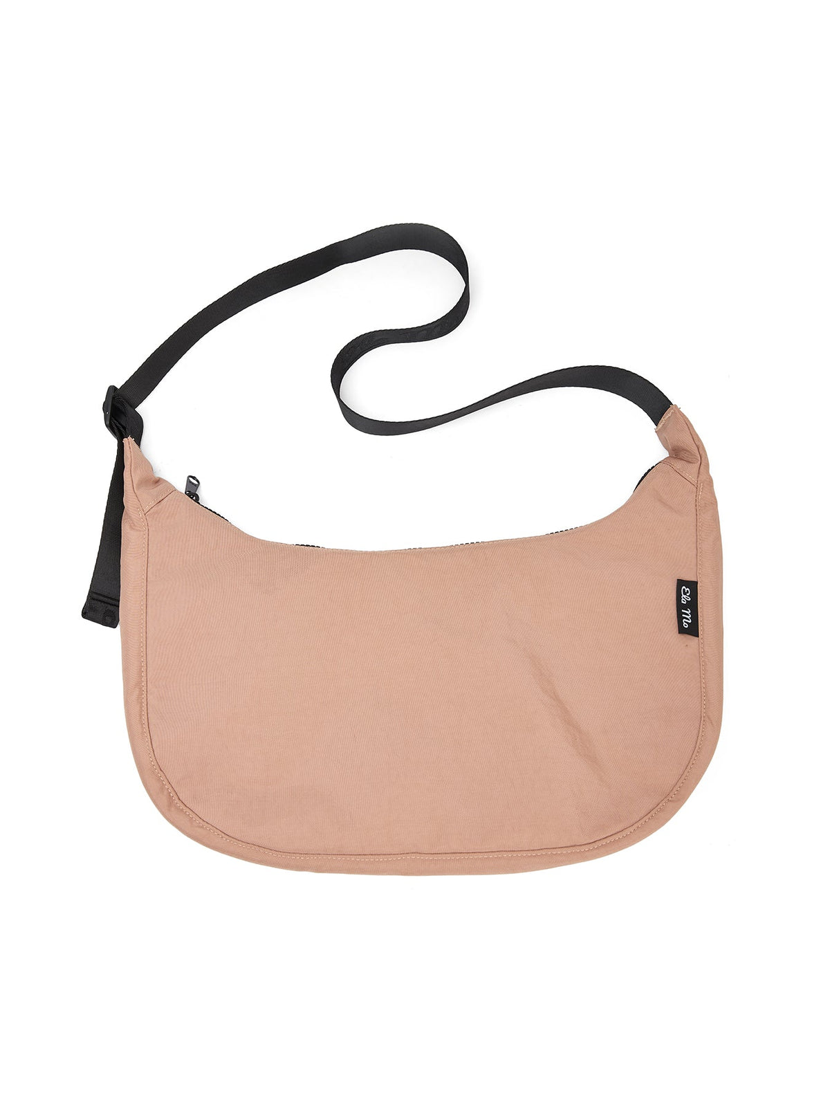 Ela Mo™ Moon Bag | Cocoa. Rosafarbene Umhängetasche mit verstellbarem Schulterriemen auf weißem Hintergrund.