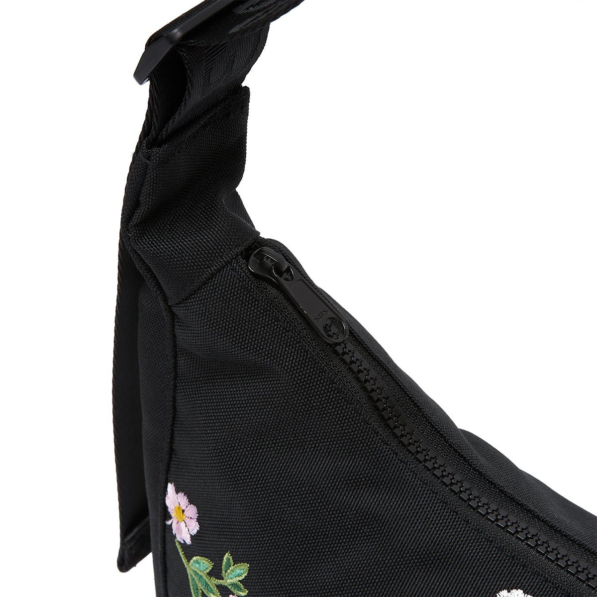 Ela Mo™ Moon Bag | Embroidery Edition Upsy Daisy. Umhängetasche mit festem, verstellbarem Schulterriemen.