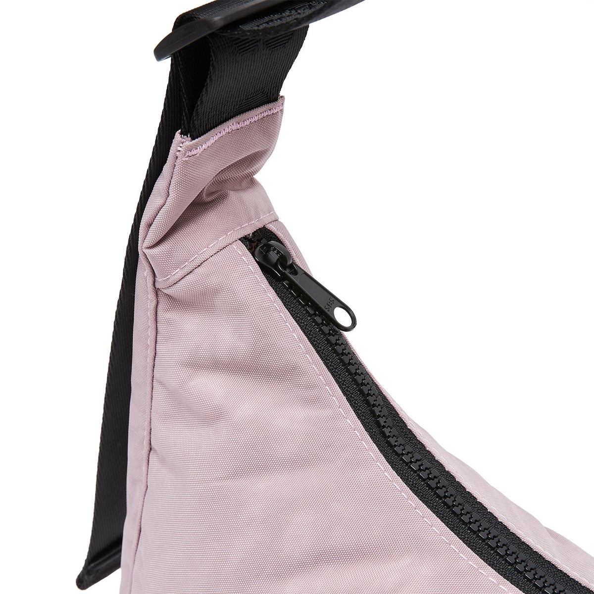 Ela Mo™ Moon Bag | Lavender. Umhängetasche mit festem, verstellbarem Schulterriemen.