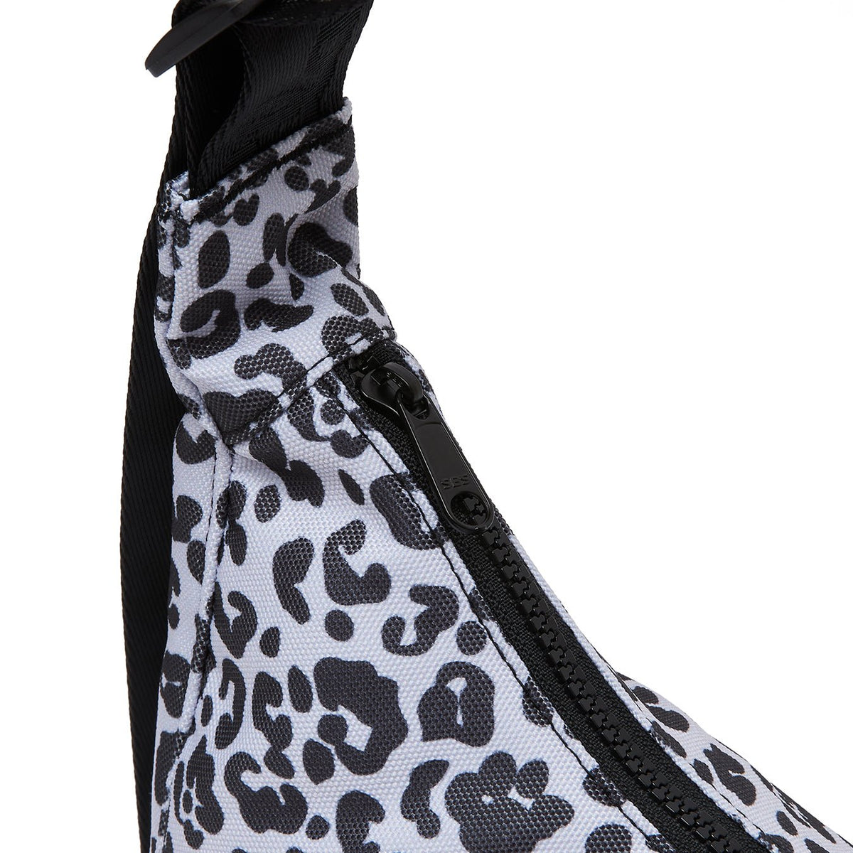 Ela Mo™ Moon Bag | Leo. Umhängetasche mit festem, verstellbarem Schulterriemen.
