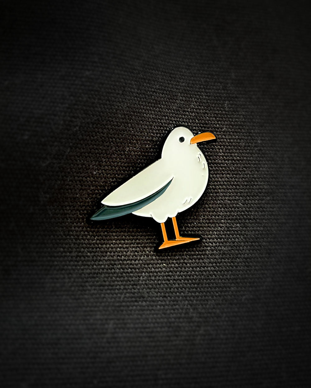 Ela Mo™ Pin für Rucksäcke - Möwe | Auf schwarzem Rucksack