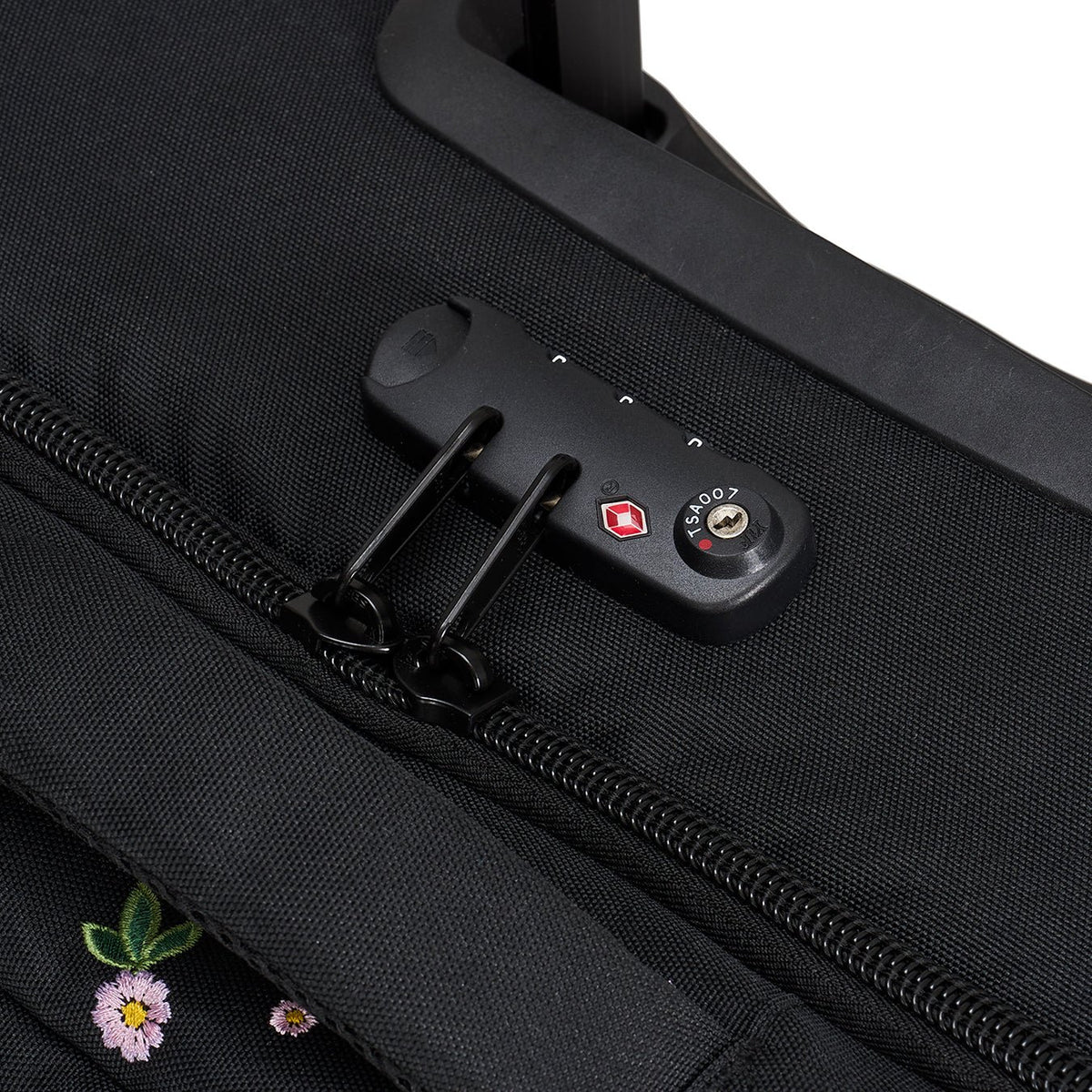 Ela Mo™ Reisetasche mit Rollen 78 Liter | Embroidery Edition Upsy Daisy. TSA-Zahlenschloss-Verschluss der schwarzen Tasche.