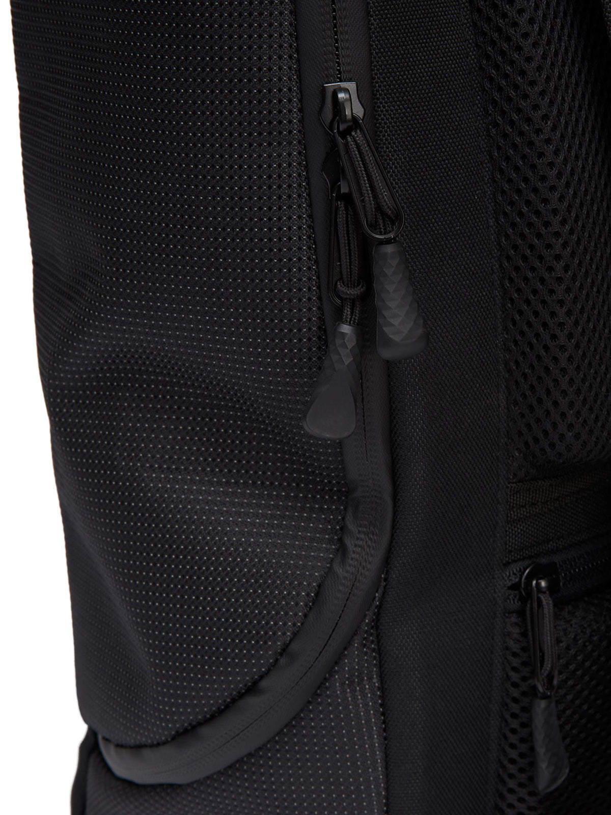 Ela Mo™ Rolltop Rucksack | Black Reflective. Seitenzugriff des Rucksacks mit Zwei-Wege-Reißverschluss.