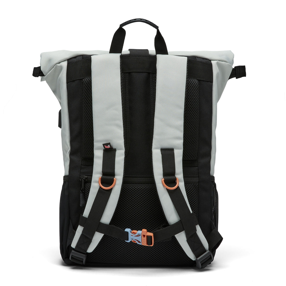 Ela Mo™ Rolltop Rucksack | Lightgrey Orange Pop. Die Rückseite des Rucksacks mit Schulterriemen und kleinem Außenfach.