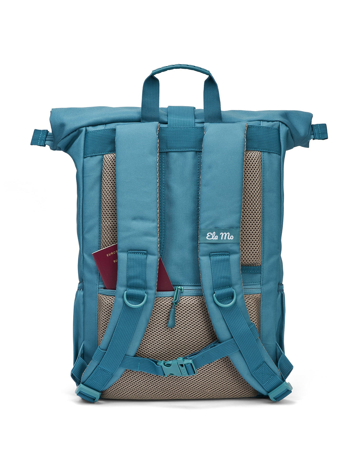 Ela Mo™ Rolltop Rucksack | Petrol. Die Rückseite des Rucksacks mit einem Außenfach und Schulterriemen.