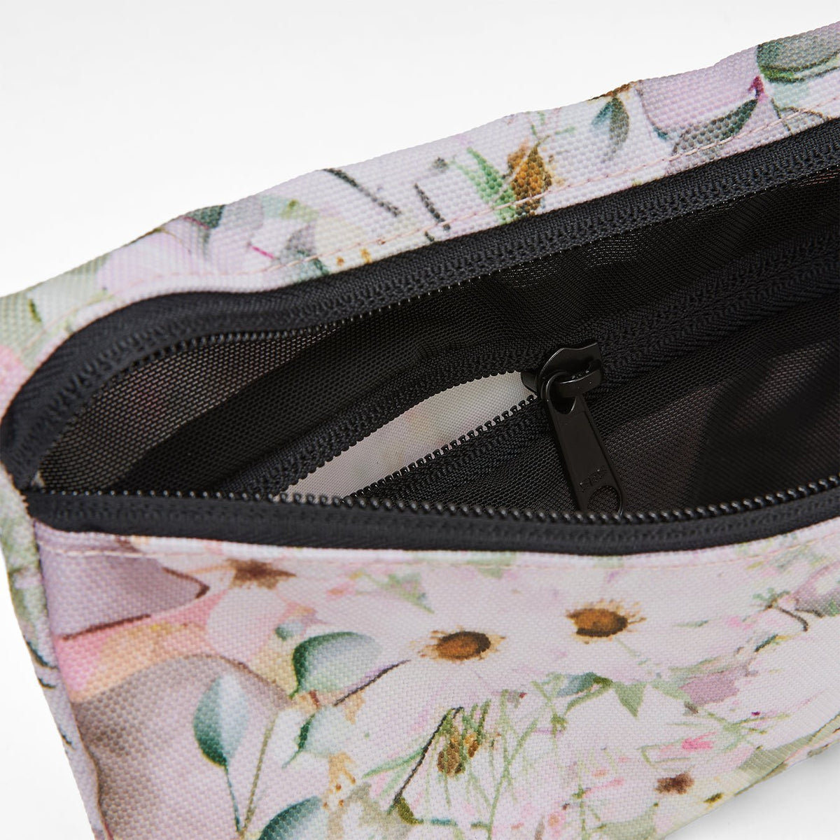 Ela Mo™ Stiftetasche | Bed Of Flowers. Schwarzer Innenbereich der Stifttasche mit kleinem Fach und Reißverschluss.