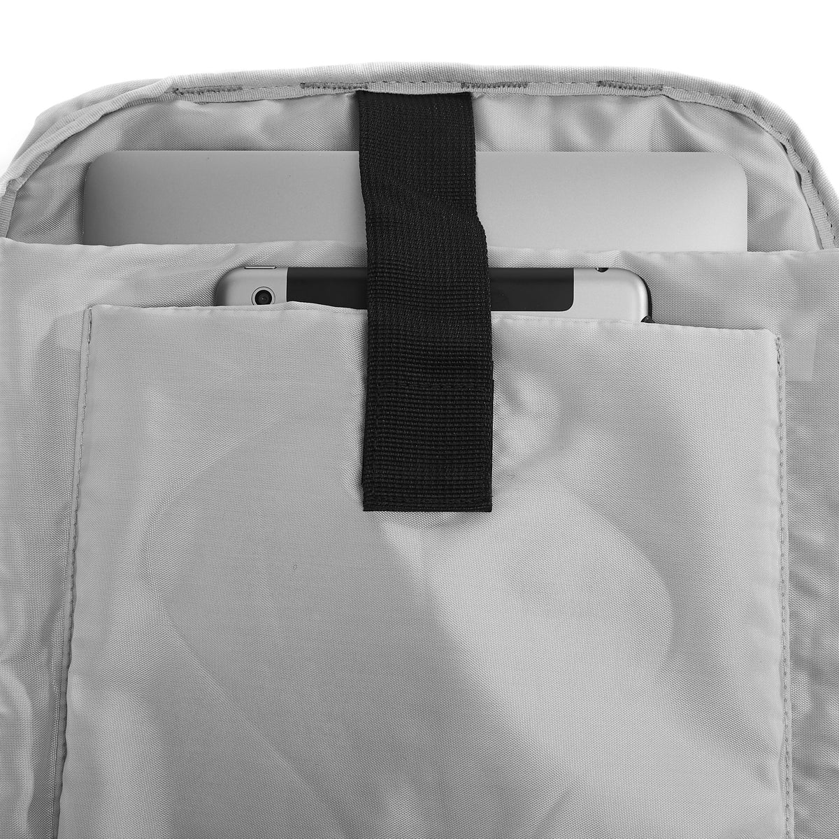 Ela Mo™ Rolltop Rucksack | Black. Innenbereich des Rucksacks mit separatem Laptopfach.