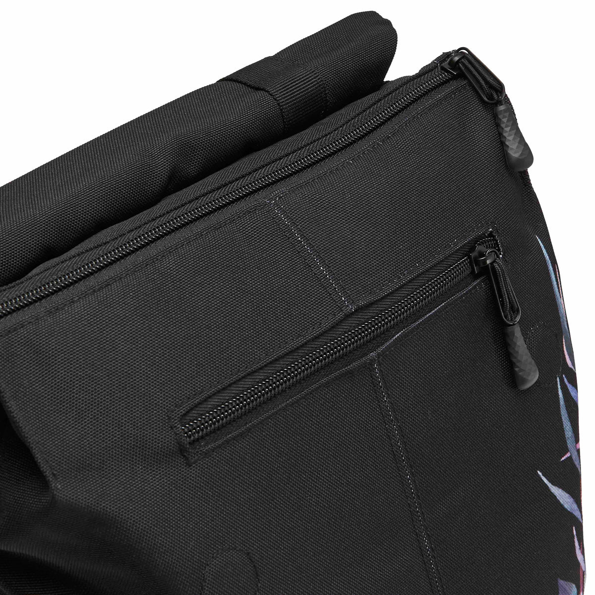 Ela Mo™ Daypack Rucksack | Beauty in Darkness. Zwei Hauptfächer des Rucksacks mit Reißverschluss im oberen Bereich.