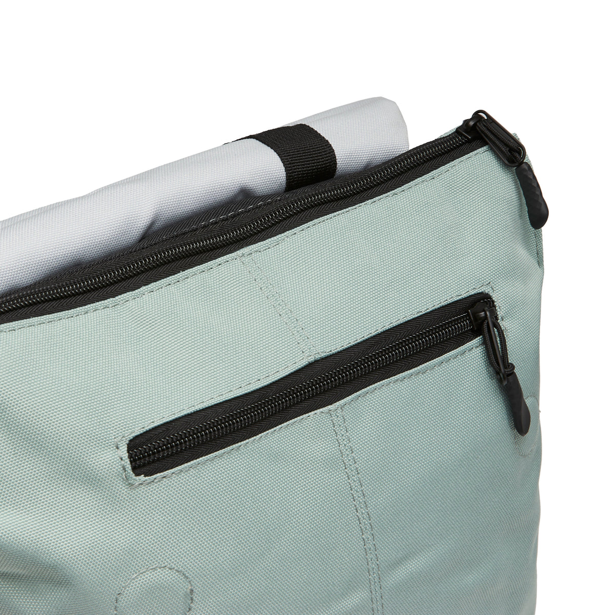 Ela Mo™ Daypack Rucksack | Mintgrey. Zwei Hauptfächer des Rucksacks mit Reißverschluss im oberen Bereich.