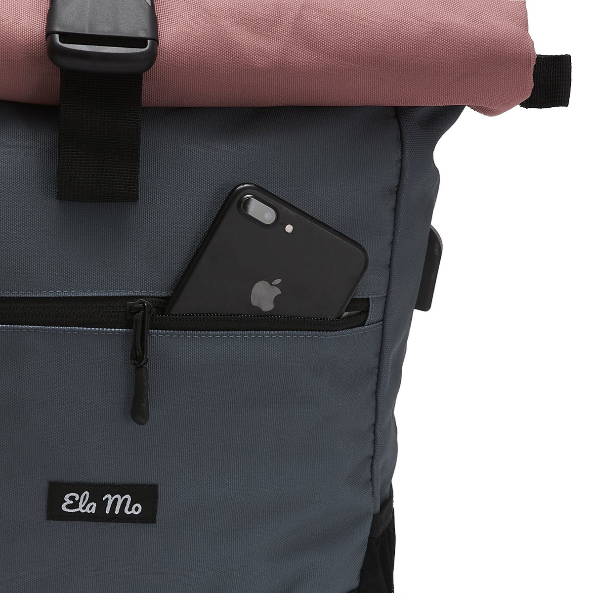 Ela Mo™ Rolltop Rucksack | Salmon. Kleines Außenfach des Rucksacks für Handy.