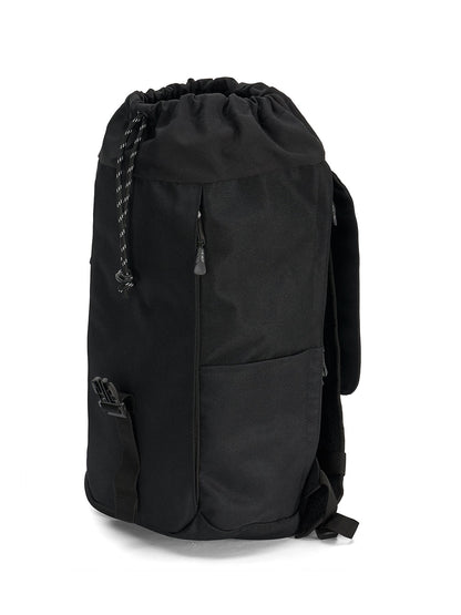 Ela Mo™ Everywhere Daypack | Black. Ein schwarzer Rucksack, Seitenansicht, mit erweiterbarem Volumen dargestellt.