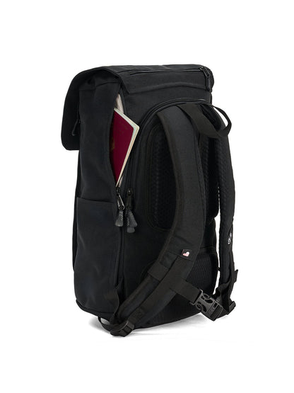 Ela Mo™ Everywhere Daypack | Black. Ein schwarzer Rucksack mit einem Geheimfach dargestellt.