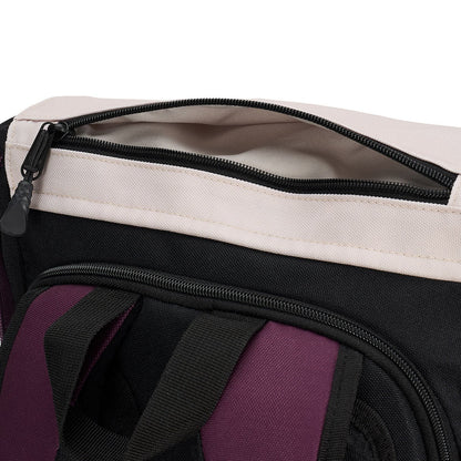 Ela Mo™ Everywhere Daypack | Grape. Außenfach mit Reißverschluss am Deckel des Rucksacks auf weißem Hintergrund.