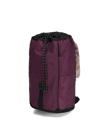 Ela Mo™ Everywhere Daypack | Grape. Ein dunkellilafarbener Rucksack mit Kordelzug und geöffneter Klappe.