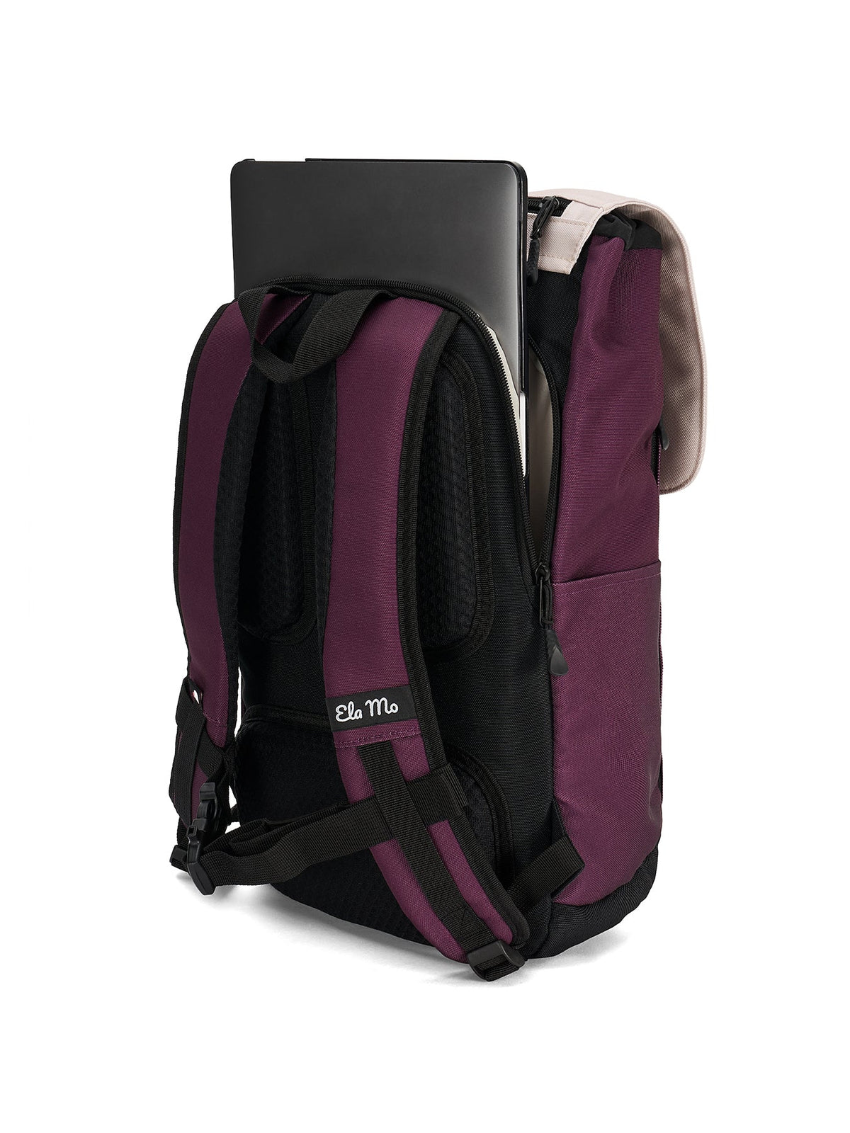 Ela Mo™ Everywhere Daypack | Grape. Ein dunkellilafarbener Rucksack mit beigem Deckel und separatem Laptopfach.