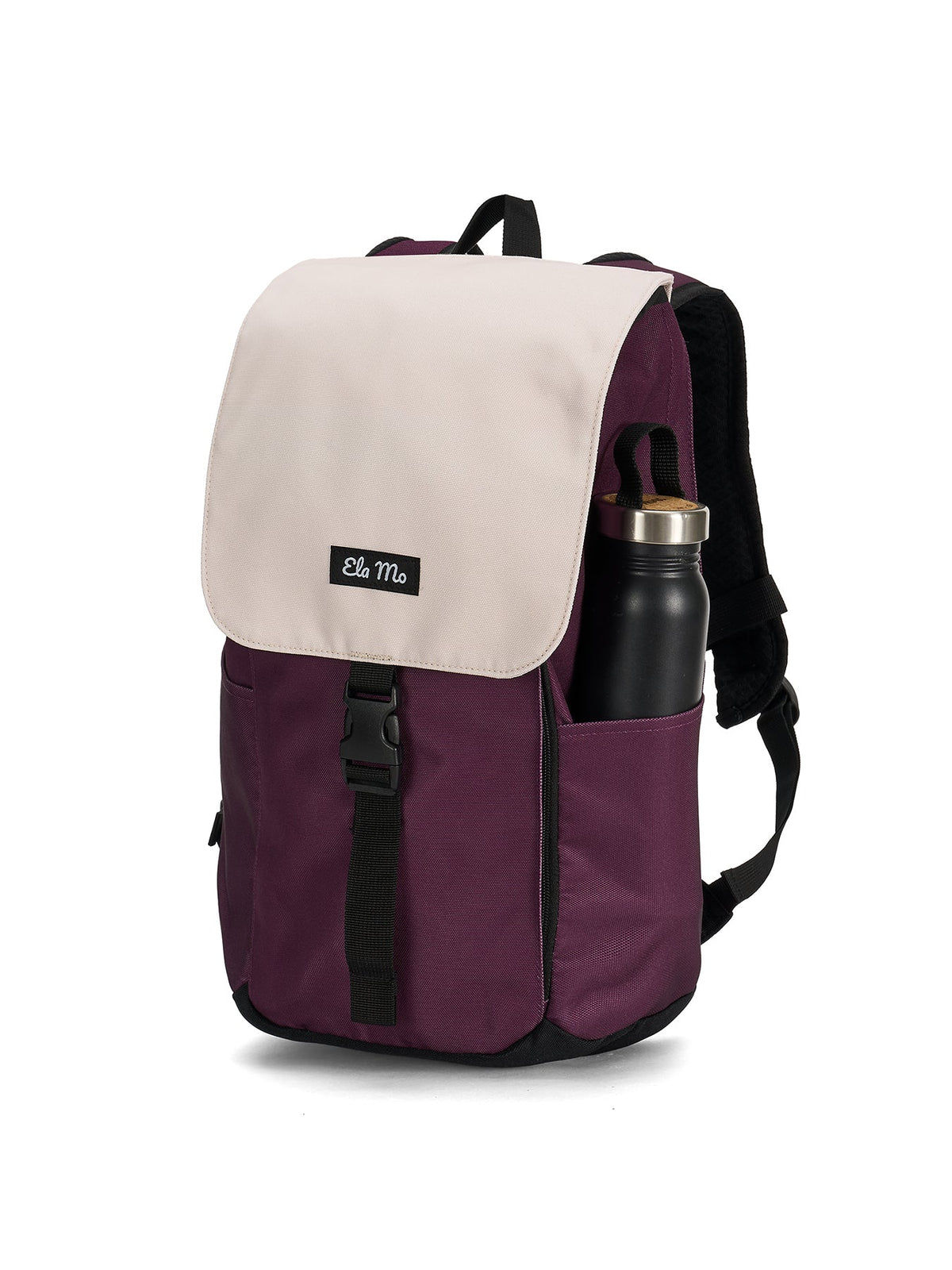 Ela Mo™ Everywhere Daypack | Grape. Dunkellilafarbener Rucksack mit beigem Deckel und einer Wasserflasche in der Seitentasche