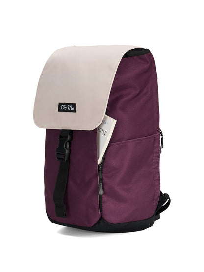 Ela Mo™ Everywhere Daypack | Grape. Ein dunkellilafarbener Rucksack mit beigem Deckel und Außenfach mit Reißverschlusszugang.