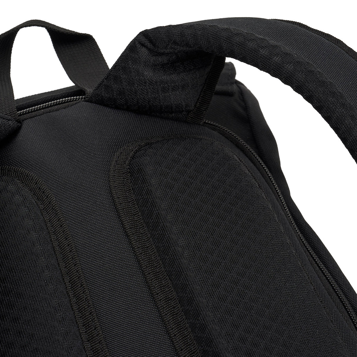 Ela Mo™ Everywhere Daypack | Embroidery Edition Upsy Daisy. Ein Hebel und Schulterriemen des Rucksacks von der Rückseite.