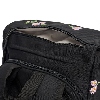 Ela Mo™ Everywhere Daypack | Embroidery Edition Upsy Daisy. Außenfach mit Reißverschluss am Deckel des geblümten Rucksacks.
