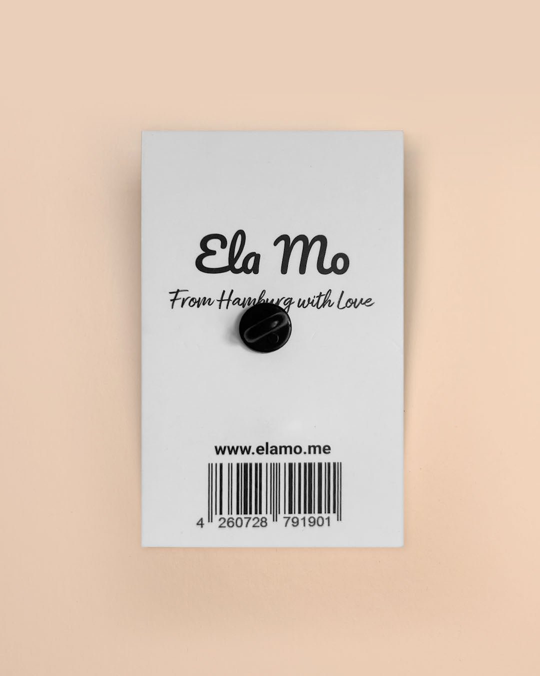 Ela Mo™ Mini Pin für Rucksäcke | Butterfly. Ein kleiner Schmetterlings-Pin auf einer Karte befestigt, die Rückseite.