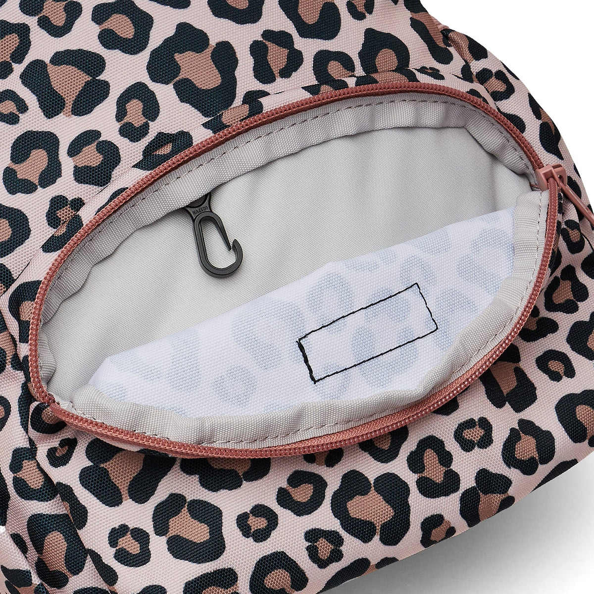 Ela Mo™ Mini Rucksack | Leo – mit geöffneter Außentasche im Leoparden-Design