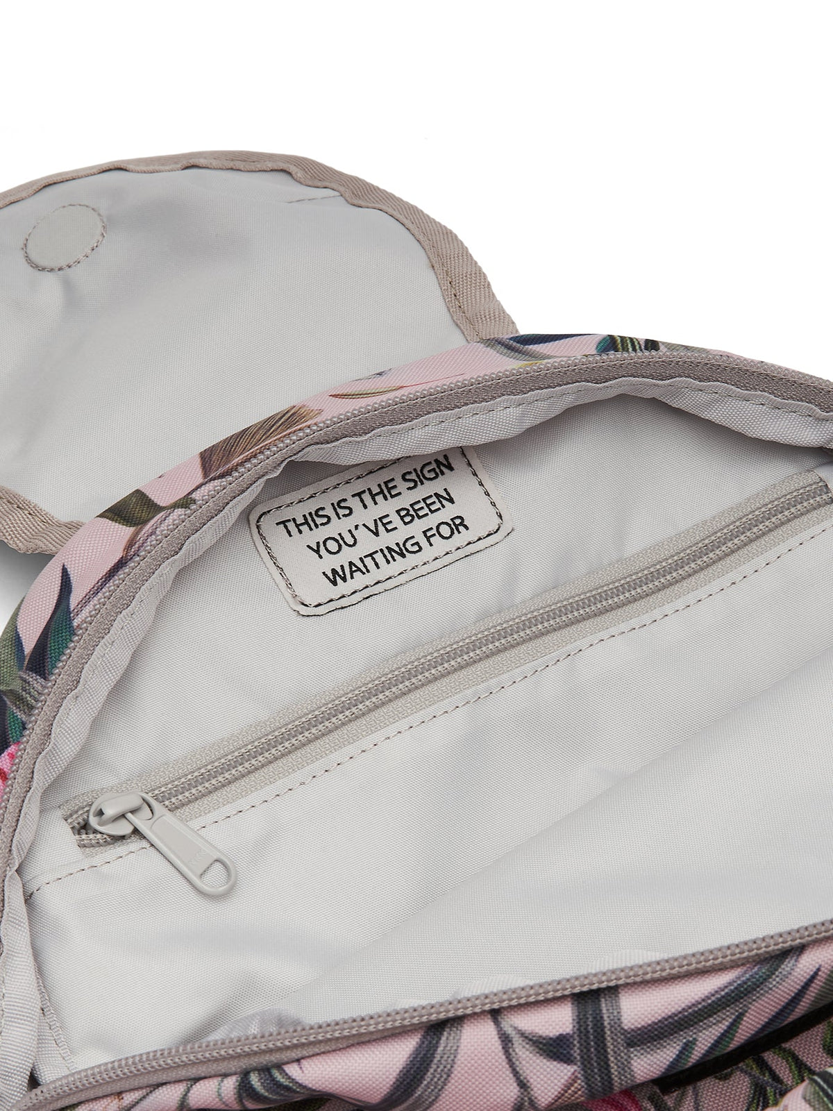 Ela Mo™ Mini Rucksack | Luxe. Grauer Innenbereich des Rucksacks mit Innenfach und Reißverschluss.
