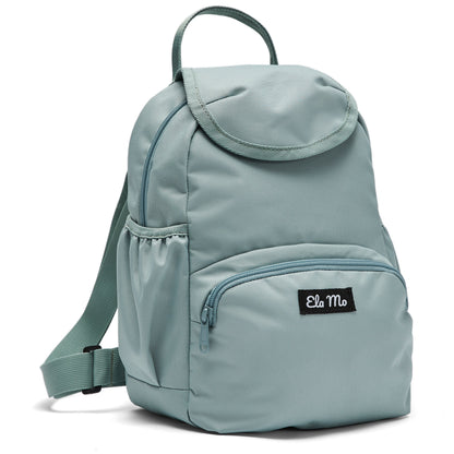 Ela Mo™ Mini Rucksack | Old Mint. Kleiner Rucksack mit Außenfach und Herstellerlogo vorne auf weißem HIntergrund.