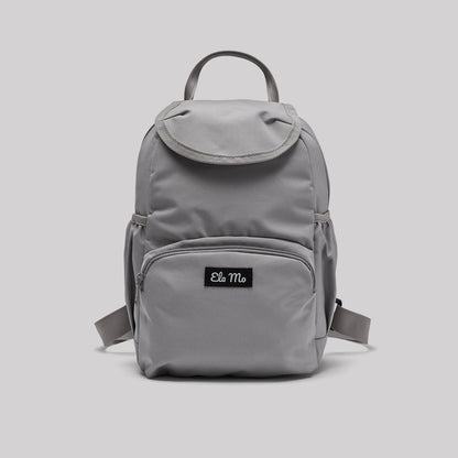 Ela Mo™ Mini Rucksack | Warm Grey. Kleiner Rucksack mit Außenfach und Herstellerlogo vorne.