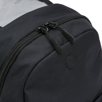 Ela Mo™ Mini Rucksack | Schwarz. Großes Hauptfach mit Zwei-Wege-Reißverschluss am Rucksack.