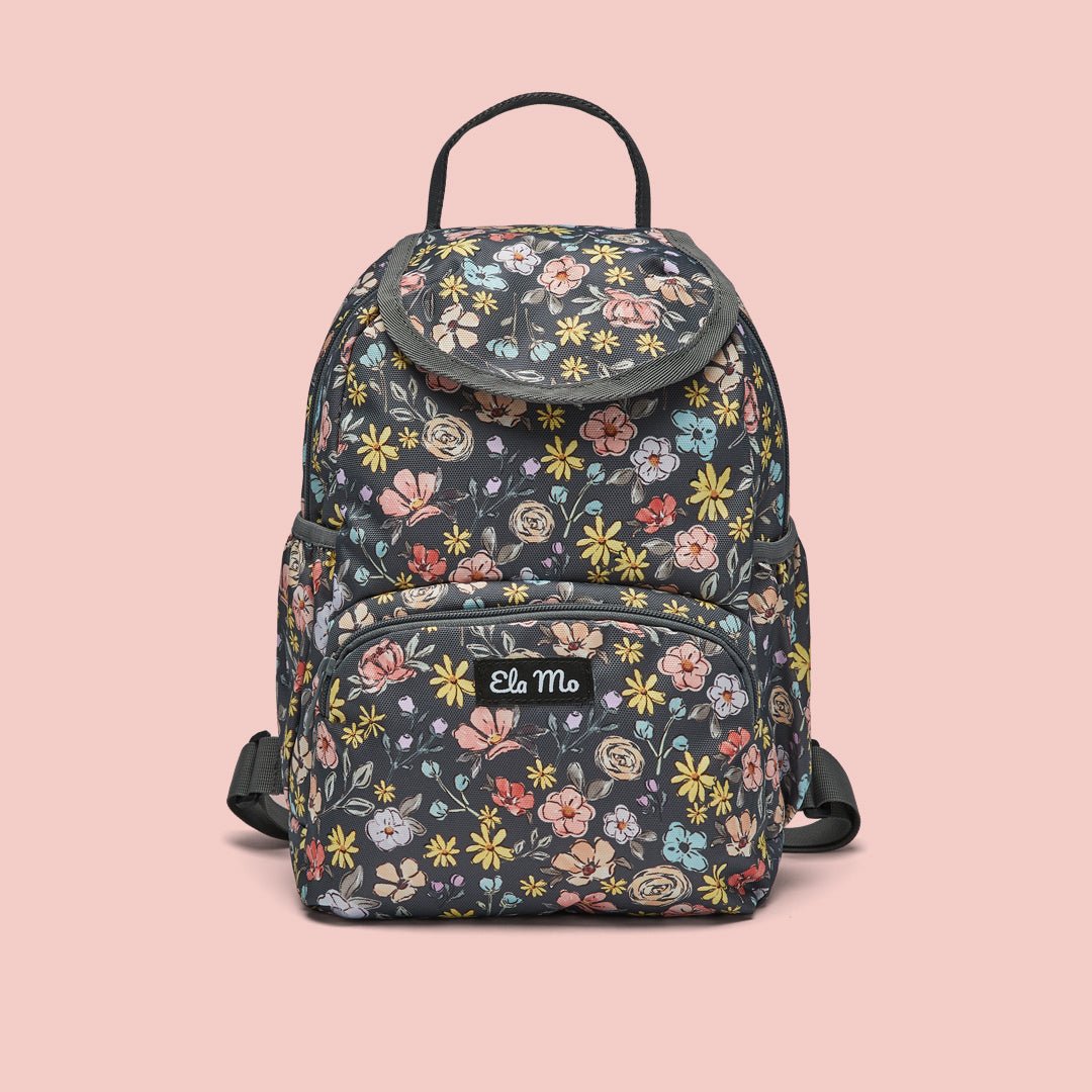 Ela Mo™ Mini Rucksack | Summer Meadows. Kleiner Rucksack mit Außenfach und Herstellerlogo vorne.