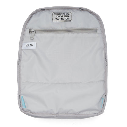 Ela Mo™ Mini Rucksack | Warm Grey. Grauer Innenbereich des Rucksacks mit Innenfach und Reißverschluss.
