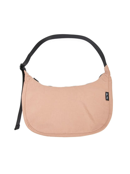 Ela Mo™ Moon Bag | Cocoa. Rosafarbene Umhängetasche mit schwarzem, verstellbarem Schulterriemen und Herstellerlogo.