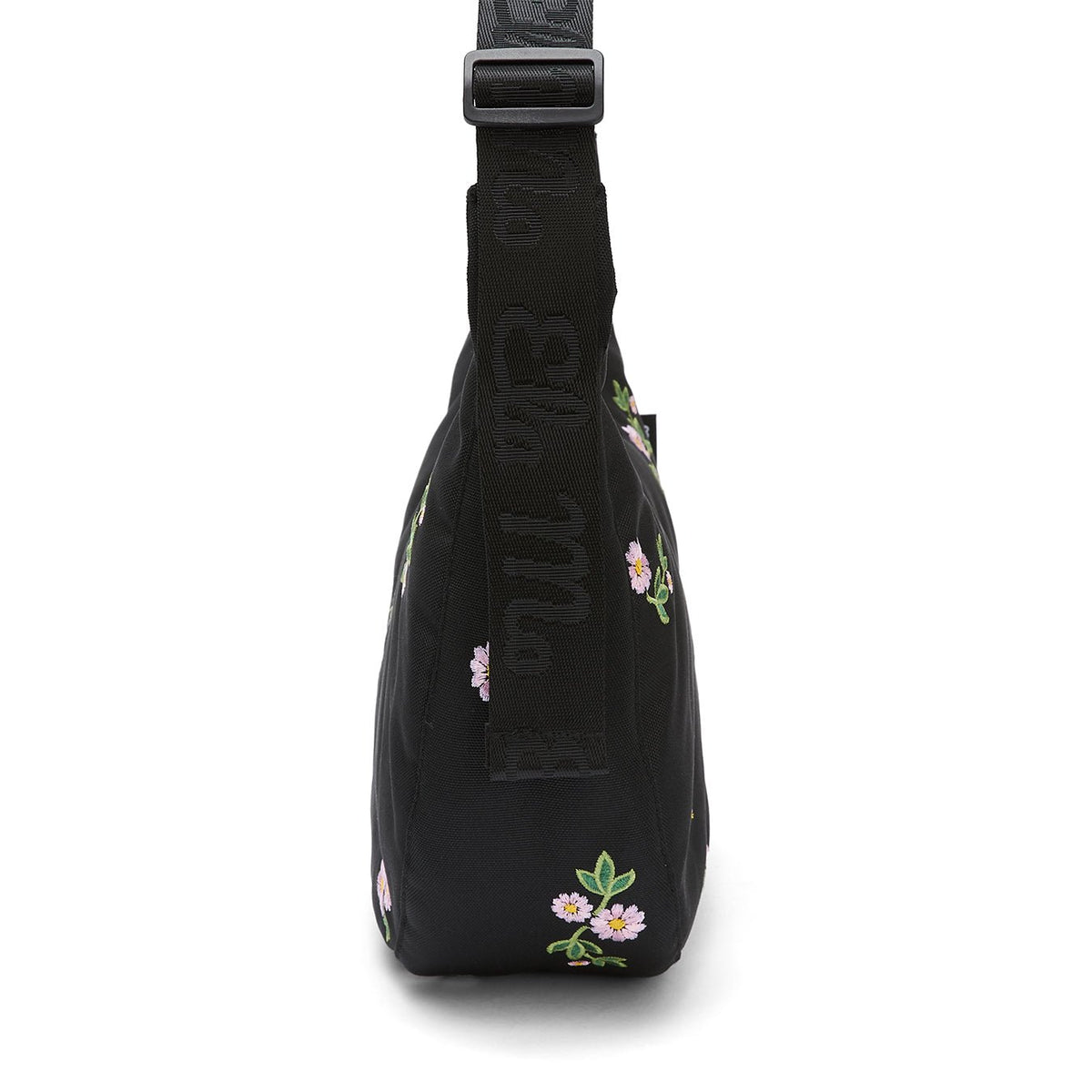 Ela Mo™ Moon Bag | Embroidery Edition Upsy Daisy. Umhängetasche von der Seite, mit schwarzem, verstellbarem Schulterriemen.