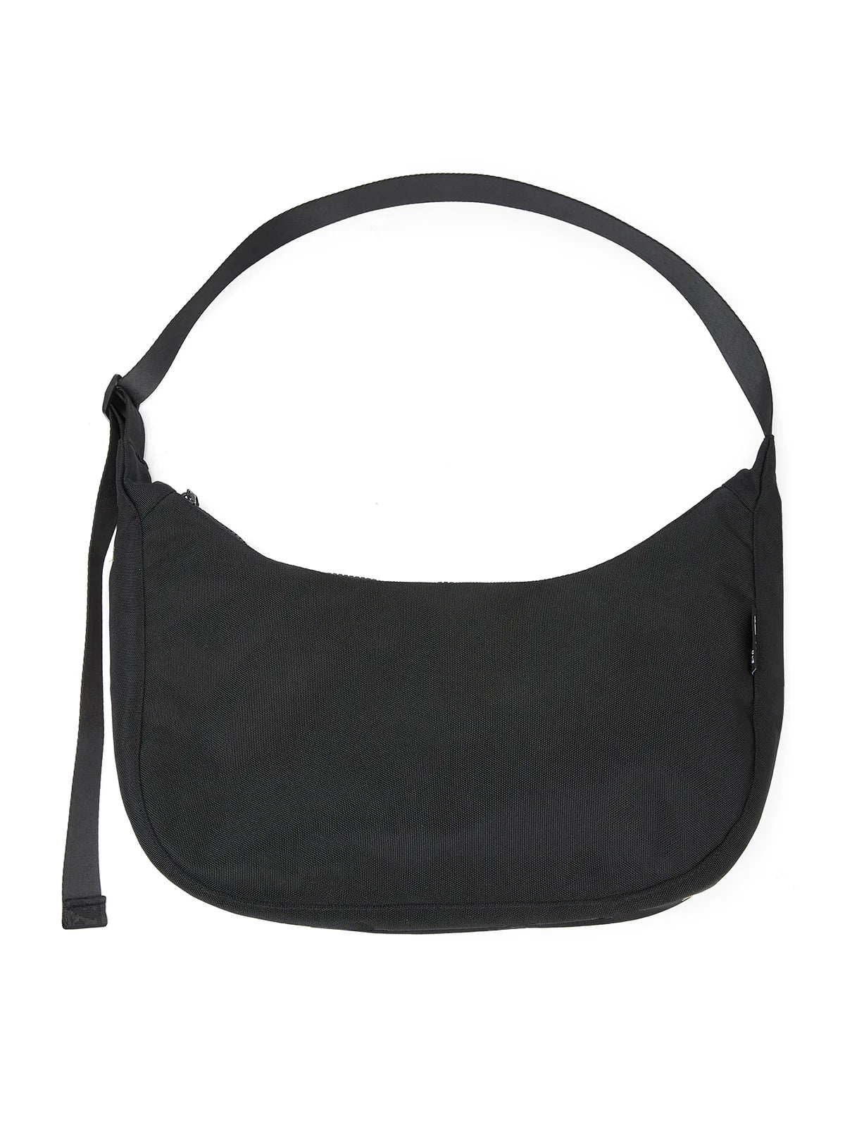 Ela Mo™ Moon Bag | Schwarz. Schwarze Umhängetasche mit verstellbarem Schulterriemen und Herstellerlogo.