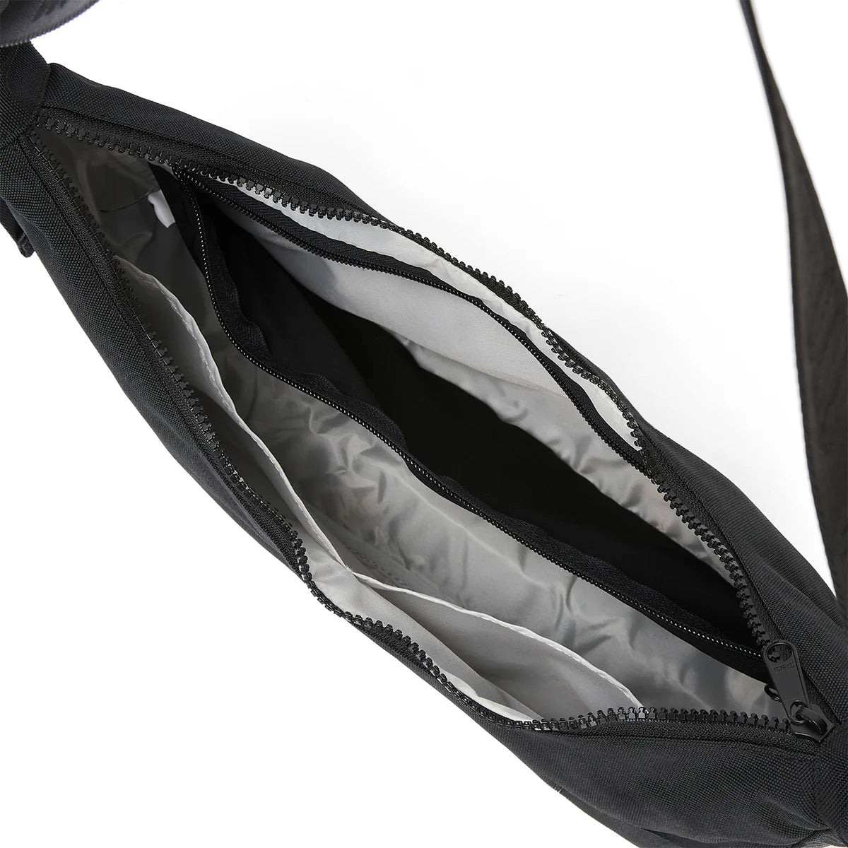 Ela Mo™ Moon Bag | Schwarz. Innenbereich der Umhängetasche mit kleinem Fach und Reißverschluss innen.