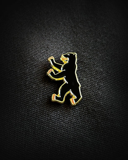 Ela Mo™ Pin für Rucksäcke - Berlin | Auf schwarzem Rucksack