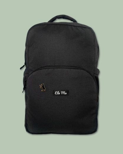 Ela Mo™ Pin für Rucksäcke – Berlin | Auf schwarzem Rucksack vor hellgrünem Hintergrund