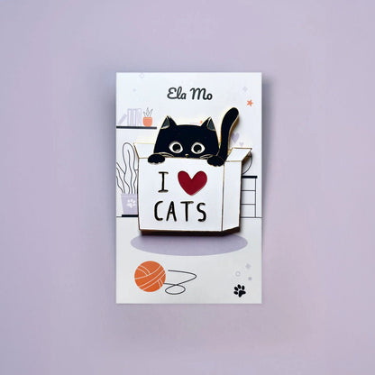 Ela Mo™ Pin für Rucksäcke | Cat. Ein kleiner Pin für den Rucksack, auf einer Karte befestigt.