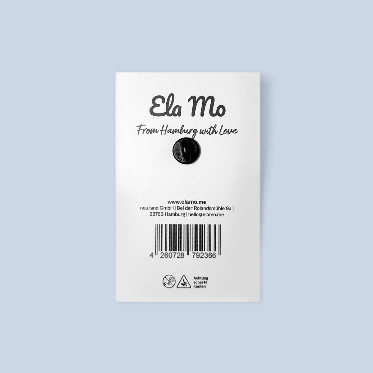 Ela Mo™ Pin für Rucksäcke - Möwe | Auf hellbauelm Hintergrund