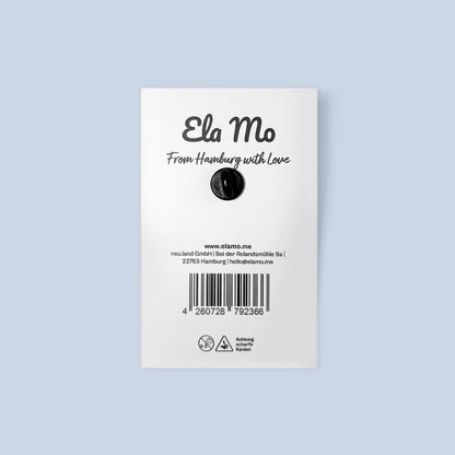 Ela Mo™ Pin für Rucksäcke - Möwe | Auf hellbauelm Hintergrund